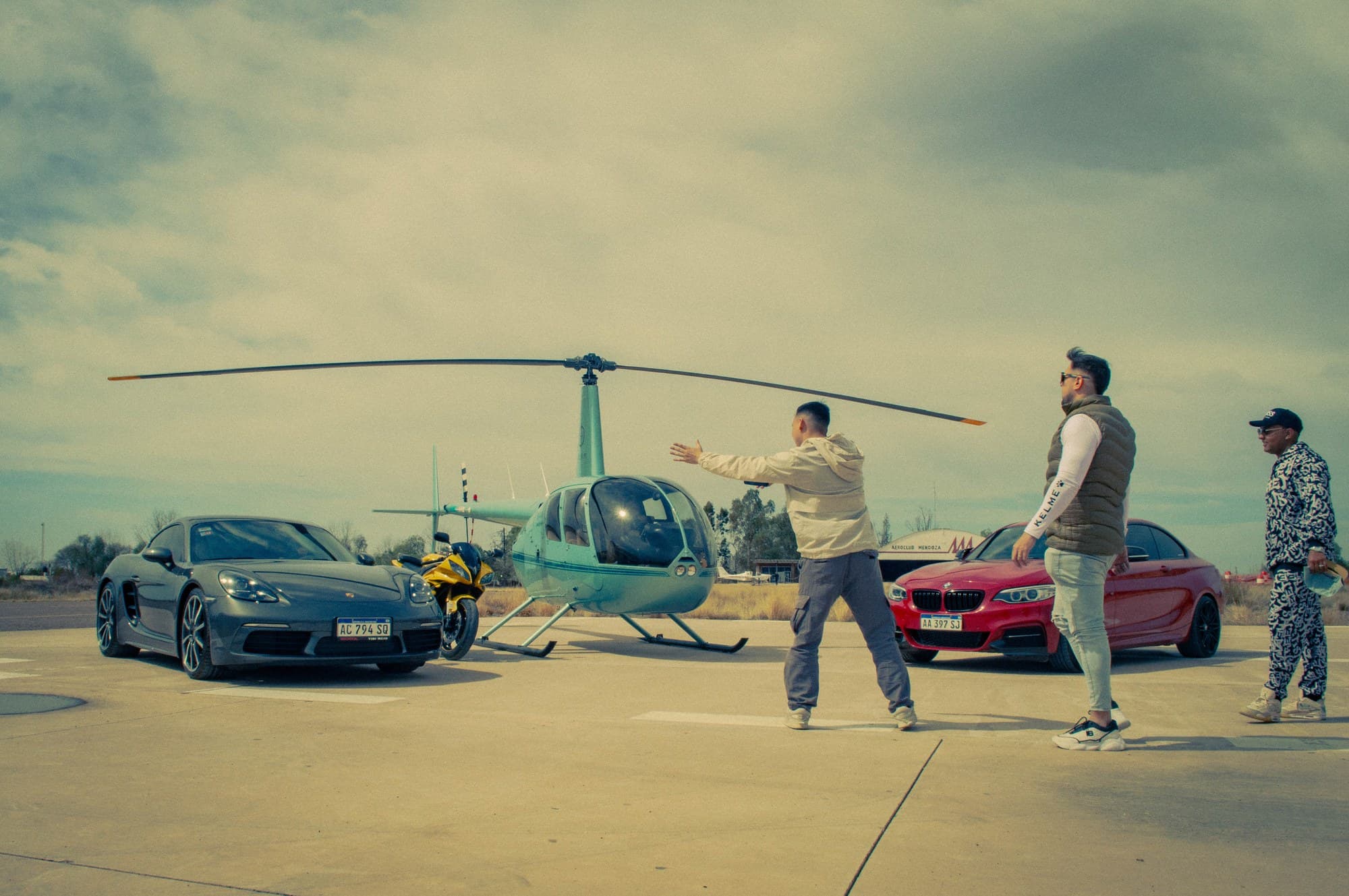 R44 — backstage