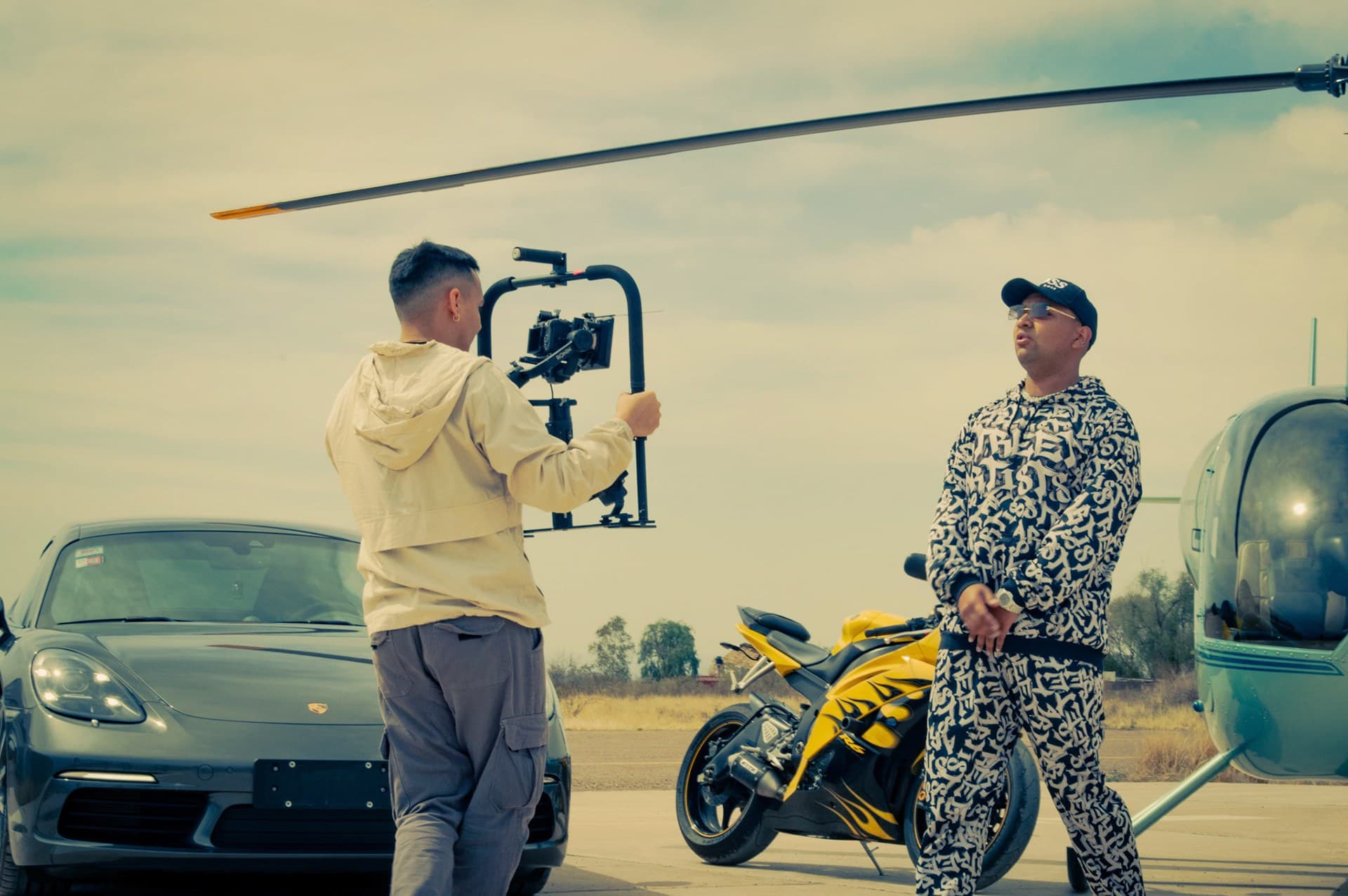 R44 — backstage